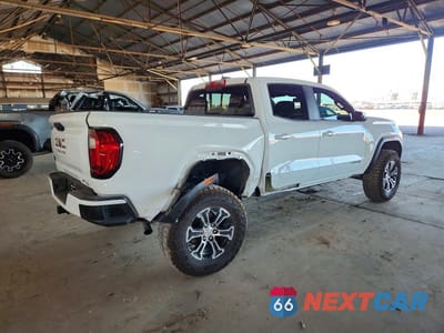 Trzecie zdjęcie samochodu z tyłu: 2025 GMC CANYON AT4 VIN:1GTP2DEK7S1113998 - miniatura