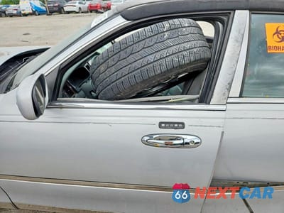 Zdjęcie 7 z 12 samochodu: 1999 LINCOLN TOWN CAR SIGNATURE VIN:1LNHM82W7XY658364 - miniatura