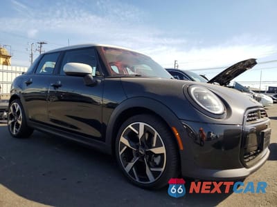 Czwarte zdjęcie samochodu z boku: 2026 MINI COOPER VIN:WMW53GD05T2X65811 - miniatura