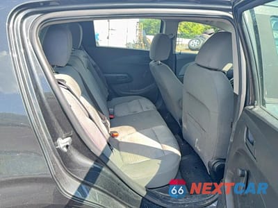 Zdjęcie 6 z 10 samochodu: 2019 CHEVROLET SONIC VIN:1G1JG6SB9K4137282 - miniatura