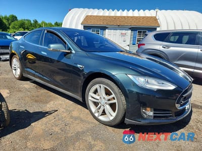Czwarte zdjęcie samochodu z boku: 2013 TESLA MODEL S VIN:5YJSA1DN5DFP09094 - miniatura