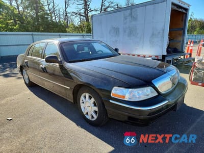 Czwarte zdjęcie samochodu z boku: 2007 LINCOLN TOWN CAR EXECUTIVE L VIN:1LNHM84W47Y635475 - miniatura