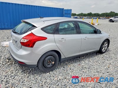 Trzecie zdjęcie samochodu z tyłu: 2014 FORD FOCUS SE VIN:1FADP3K28EL315721 - miniatura