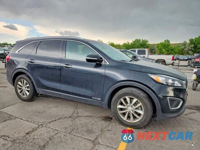 Czwarte zdjęcie samochodu z boku: 2016 KIA SORENTO LX V6 VIN:5XYPGDA50GG135379 - miniatura