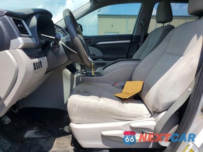 Zdjęcie 7 z 13 samochodu: 2019 TOYOTA HIGHLANDER LE VIN:5TDZZRFH2KS369604 - miniatura