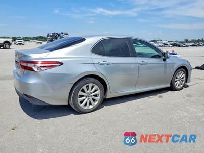 Trzecie zdjęcie samochodu z tyłu: 2018 TOYOTA CAMRY LE VIN:4T1B11HK9JU650923 - miniatura