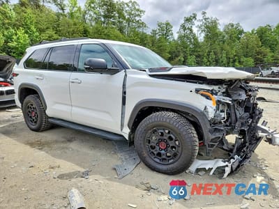 Czwarte zdjęcie samochodu z boku: 2023 TOYOTA SEQUOIA TRD PRO VIN:7SVAAABA2PX016639 - miniatura