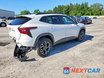 Trzecie zdjęcie samochodu z tyłu: 2024 CHEVROLET TRAX 1LT VIN:KL77LHE23RC040497 - miniatura