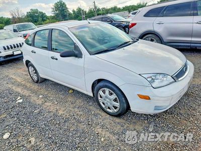 Czwarte zdjęcie samochodu z boku: 2005 FORD FOCUS ZX5 VIN:3FAFP37N65R123386 - miniatura