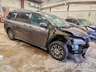Czwarte zdjęcie samochodu z boku: 2019 TOYOTA SIENNA XLE 8-PASSENGER VIN:5TDYZ3DC6KS011678 - miniatura