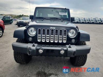 Piąte zdjęcie samochodu w środku: 2016 JEEP WRANGLER UNLIMITED SAHARA VIN:1C4BJWEG7GL162814 - miniatura