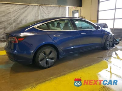 Trzecie zdjęcie samochodu z tyłu: 2018 TESLA MODEL 3 VIN:5YJ3E1EA4JF154140 - miniatura