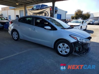 Czwarte zdjęcie samochodu z boku: 2018 KIA FORTE LX VIN:3KPFK4A75JE208066 - miniatura