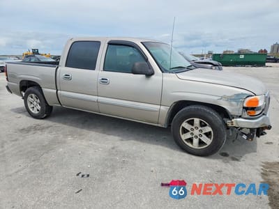 Czwarte zdjęcie samochodu z boku: 2005 GMC NEW SIERRA C1500 VIN:2GTEC13T651283475 - miniatura