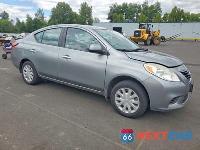 Czwarte zdjęcie samochodu z boku: 2013 NISSAN VERSA 1.6 S VIN:3N1CN7AP8DL891864 - miniatura