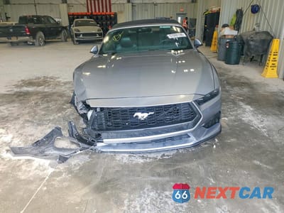 Piąte zdjęcie samochodu w środku: 2025 FORD MUSTANG VIN:1FAGP8UH5S5127332 - miniatura