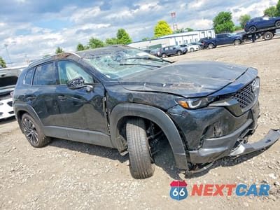 Czwarte zdjęcie samochodu z boku: 2026 MAZDA CX-50 PREMIUM PLUS VIN:7MMVAAEW7TN153651 - miniatura
