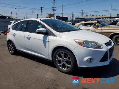 Czwarte zdjęcie samochodu z boku: 2014 FORD FOCUS SE VIN:1FADP3K28EL198500 - miniatura