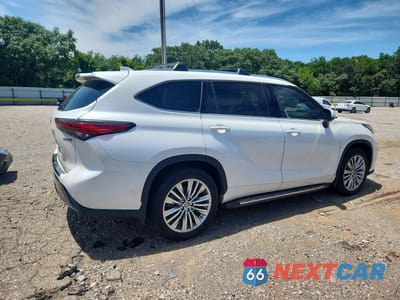 Trzecie zdjęcie samochodu z tyłu: 2023 TOYOTA HIGHLANDER HYBRID PLATINUM VIN:5TDFARAH4PS021313 - miniatura