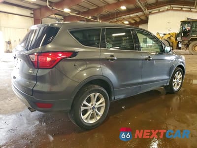 Trzecie zdjęcie samochodu z tyłu: 2019 FORD ESCAPE SE VIN:1FMCU9GDXKUC06822 - miniatura