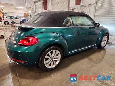 Trzecie zdjęcie samochodu z tyłu: 2017 VOLKSWAGEN BEETLE S/SE VIN:3VW517AT2HM809946 - miniatura