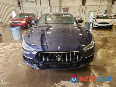 Piąte zdjęcie samochodu w środku: 2018 MASERATI GHIBLI S VIN:ZAM57YTL7J1293294 - miniatura