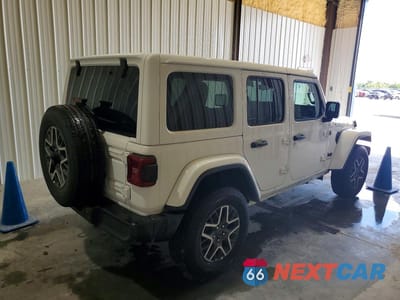 Trzecie zdjęcie samochodu z tyłu: 2026 JEEP WRANGLER SAHARA VIN:1C4PJXEN6TW186024 - miniatura