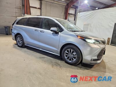 Czwarte zdjęcie samochodu z boku: 2021 TOYOTA SIENNA XLE VIN:5TDYRKEC0MS032330 - miniatura