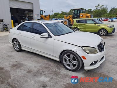 Czwarte zdjęcie samochodu z boku: 2010 MERCEDES-BENZ C 300 VIN:WDDGF5EB6AF376176 - miniatura