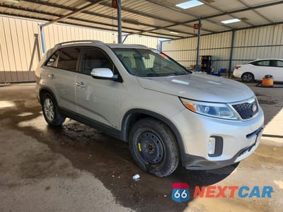Czwarte zdjęcie samochodu z boku: 2014 KIA SORENTO LX VIN:5XYKTDA71EG475001 - miniatura