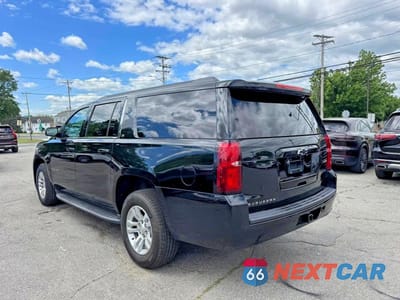 Trzecie zdjęcie samochodu z tyłu: 2018 CHEVROLET SUBURBAN K1500 LT VIN:1GNSKHKC9JR267568 - miniatura