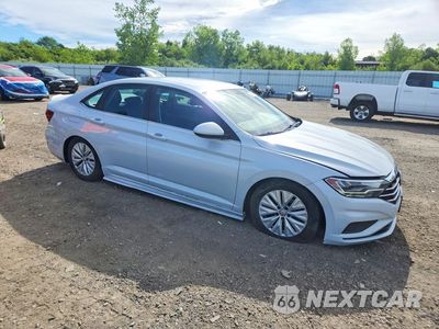 Czwarte zdjęcie samochodu z boku: 2019 VOLKSWAGEN JETTA S VIN:3VWN57BU1KM007360 - miniatura
