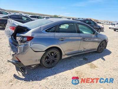 Trzecie zdjęcie samochodu z tyłu: 2019 HYUNDAI SONATA SPORT VIN:5NPE34AF1KH733719 - miniatura