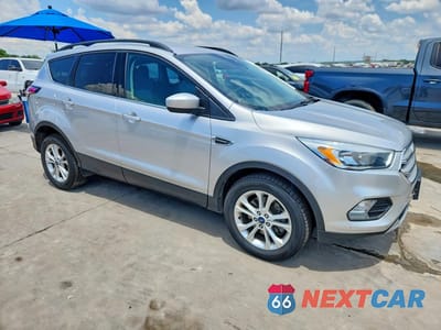 Czwarte zdjęcie samochodu z boku: 2018 FORD ESCAPE SE VIN:1FMCU9GD7JUA72821 - miniatura