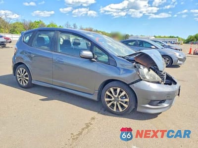 Czwarte zdjęcie samochodu z boku: 2013 HONDA FIT SPORT VIN:JHMGE8H52DC074828 - miniatura