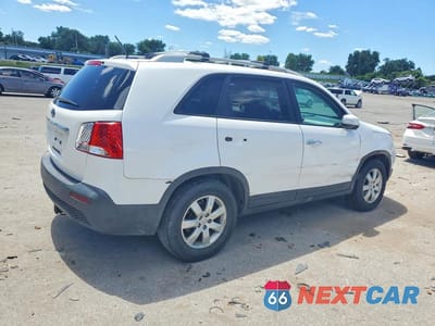 Trzecie zdjęcie samochodu z tyłu: 2011 KIA SORENTO LX VIN:5XYKT4A18BG130197 - miniatura