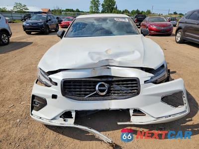 Piąte zdjęcie samochodu w środku: 2021 VOLVO S60 T5 R-DESIGN VIN:7JR102TM1MG108558 - miniatura