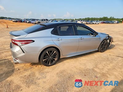 Trzecie zdjęcie samochodu z tyłu: 2018 TOYOTA CAMRY XSE VIN:4T1B61HK9JU009322 - miniatura