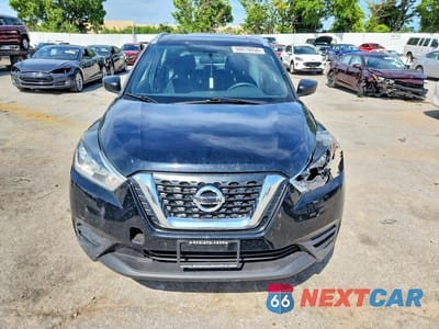 Piąte zdjęcie samochodu w środku: 2019 NISSAN KICKS S VIN:3N1CP5CU3KL558776 - miniatura