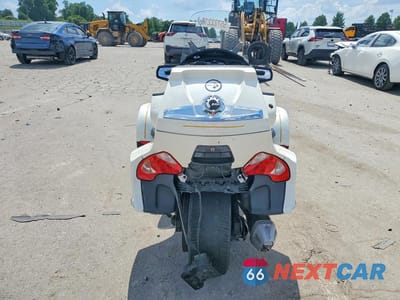 Czwarte zdjęcie samochodu z boku: 2011 CAN-AM SPYDER ROADSTER RT-LTD VIN:2BXJBDC10BV001739 - miniatura