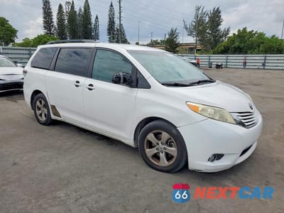 Czwarte zdjęcie samochodu z boku: 2015 TOYOTA SIENNA LE VIN:5TDKK3DCXFS560235 - miniatura