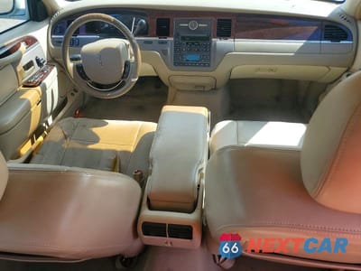 Zdjęcie 8 z 12 samochodu: 2006 LINCOLN TOWN CAR SIGNATURE VIN:1LNHM81V76Y626893 - miniatura