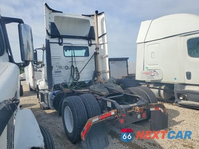 Trzecie zdjęcie samochodu z tyłu: 2018 VOLVO VNL SEMI TRUCK VIN:4V4N39TG3JN892537 - miniatura