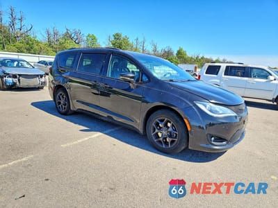 Czwarte zdjęcie samochodu z boku: 2019 CHRYSLER PACIFICA LIMITED VIN:2C4RC1GGXKR605403 - miniatura