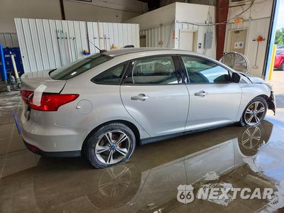 Trzecie zdjęcie samochodu z tyłu: 2018 FORD FOCUS SE VIN:1FADP3FE4JL265172 - miniatura