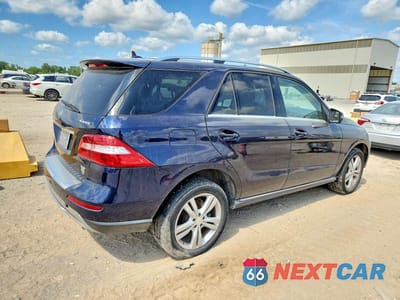 Trzecie zdjęcie samochodu z tyłu: 2015 MERCEDES-BENZ ML 350 4MATIC VIN:4JGDA5HB2FA449163 - miniatura