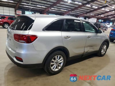 Trzecie zdjęcie samochodu z tyłu: 2019 KIA SORENTO LX V6 VIN:5XYPG4A55KG483400 - miniatura