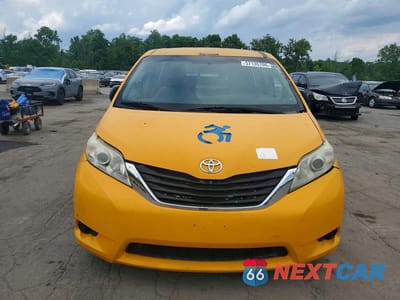 Piąte zdjęcie samochodu w środku: 2017 TOYOTA SIENNA L 7-PASSENGER VIN:5TDZZ3DC2HS858730 - miniatura
