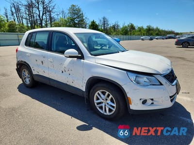 Czwarte zdjęcie samochodu z boku: 2011 VOLKSWAGEN TIGUAN VIN:WVGBV7AX2BW524096 - miniatura
