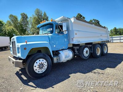 1990 MACK RB688S DUMP TRUCK 1M2P270CXLM008837 - główne zdjęcie licytacji z USA - miniatura